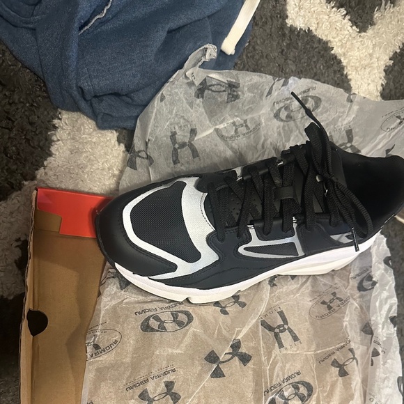 Male Under armour tennis shoes - Picture 1 of 1